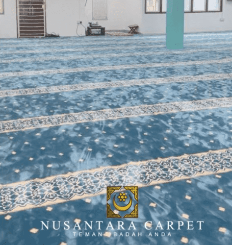Karpet Masjid Jamatul Asmaul Husna yang bercorak dan berwarna biru