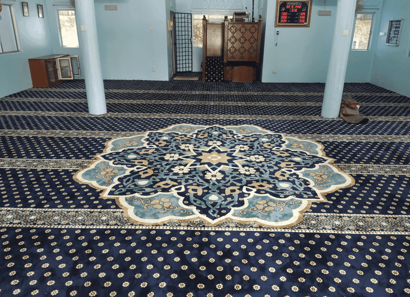 Gambar Karpet Masjid Jamek Kg Acheh Pekan yang diambil dari sudut tengah menunjukkan corak medallion custom-made