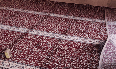 Karpet Premium Warna Merah di Masjid Sungai Tong