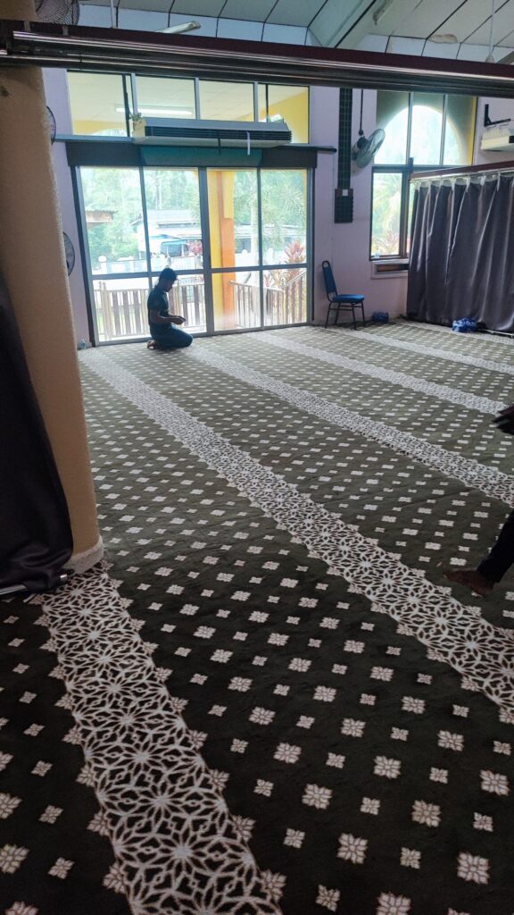 Karpet Premium Di MASJID PAGAR UBI Pandangan Kiri