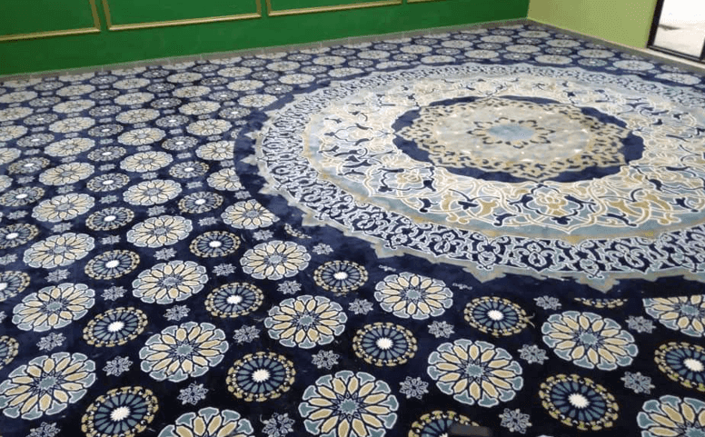 Kemasan karpet masjid premium bercorak medallion dan motif geometri Islamik biru eksklusif di Masjid Daerah Barat Daya