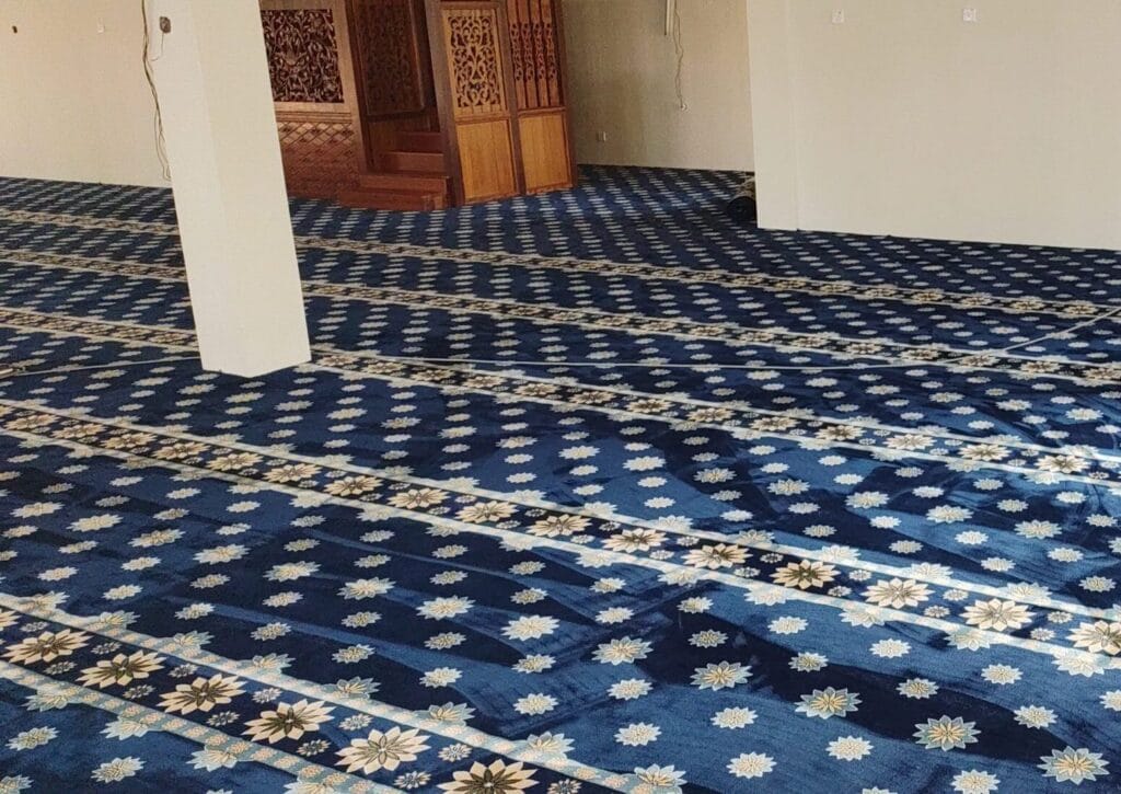 karpet masjid berwarna biru dengan taburan corak bunga bintang geometri Islamik di Masjid Jamek Jengka 2