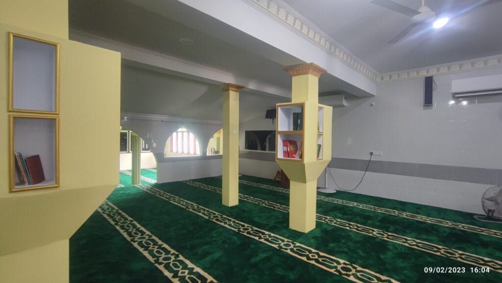 Dewan solat Masjid Jamek Seri Pangkalan yang kemas selepas selesai pemasangan karpet premium berwarna hijau bercorak saf klasik