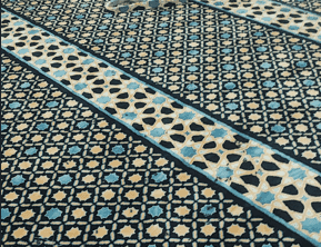 Karpet Premium Warna Biru di Masjid Kariah Kampung Kuala Pajam Gambar Pandangan Sisi Kiri
