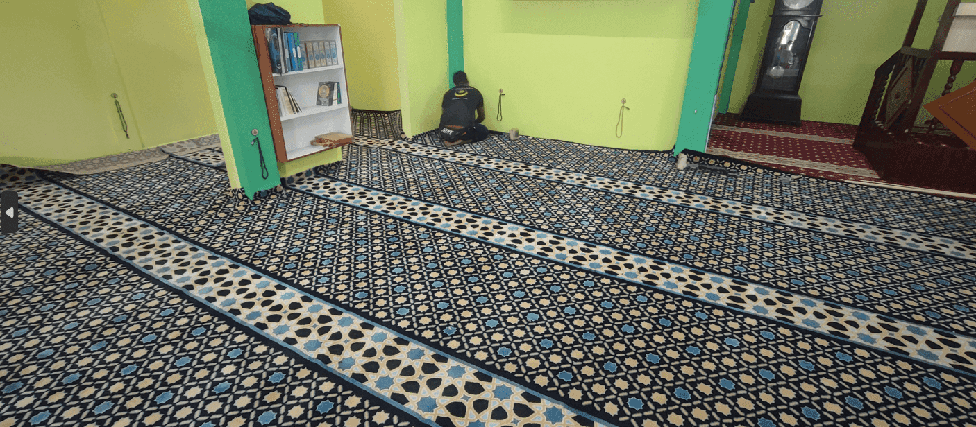 Karpet Premium Warna Biru di Masjid Kariah Kampung Kuala Pajam Gambar Pandangan Depan