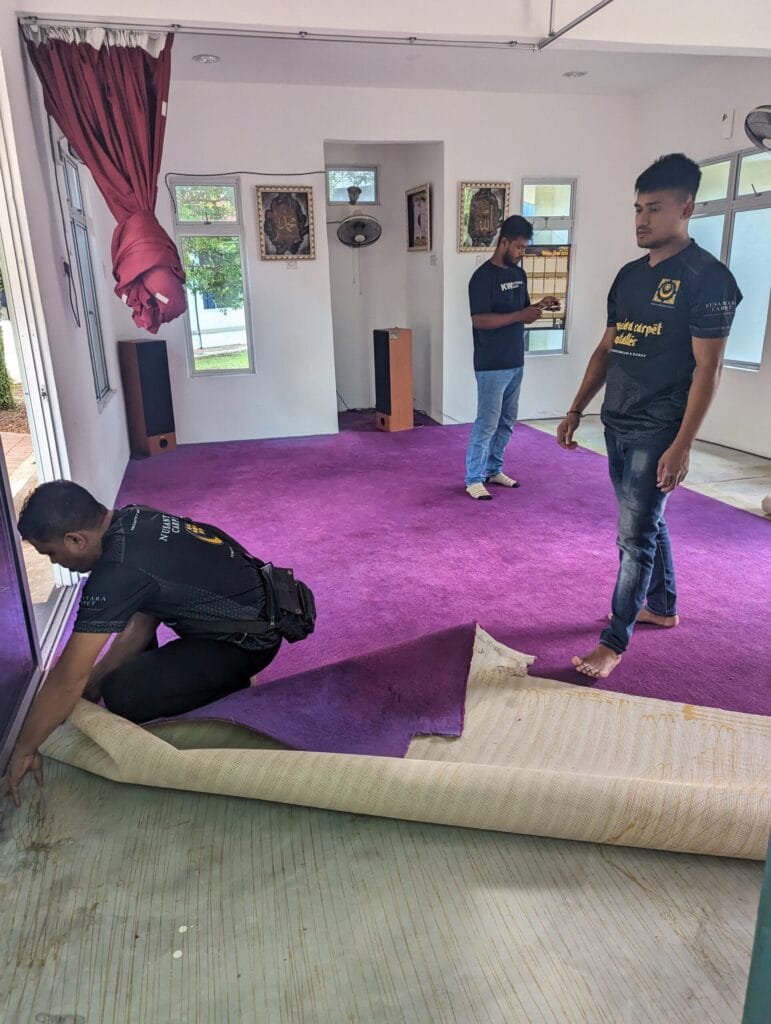 Karpet Premium Warna Hijau di Surau JPS Pahang Gambar Membuka Karpet Lama.