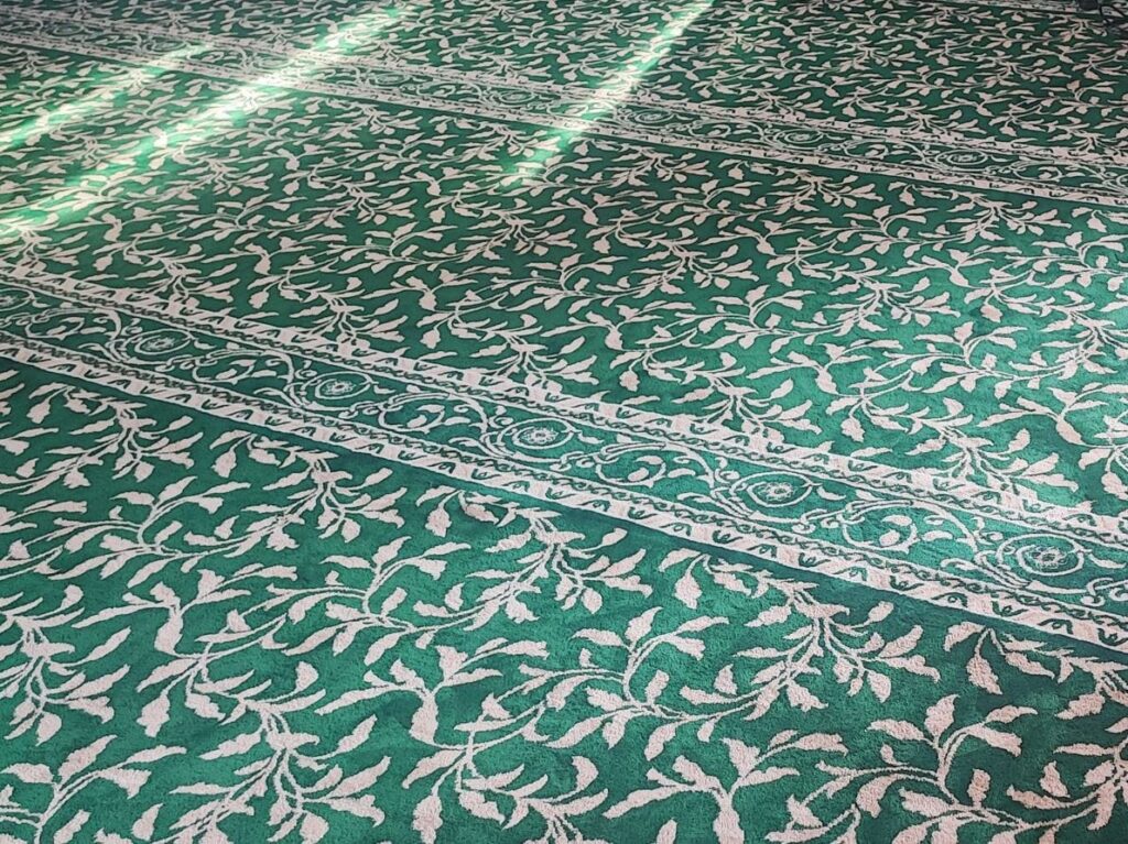 Karpet Premium Warna Hijau di Surau TDM Terengganu Gambar Pandangan Dekat