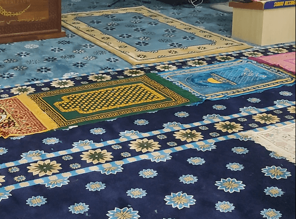 Karpet Premium Warna Biru di Surau Seri Pauh Gambar Pandangan Hadapan