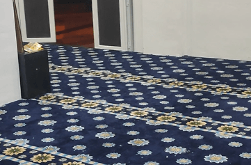 Karpet Premium Warna Biru di Surau Seri Pauh Gambar Pandangan Depan Pintu