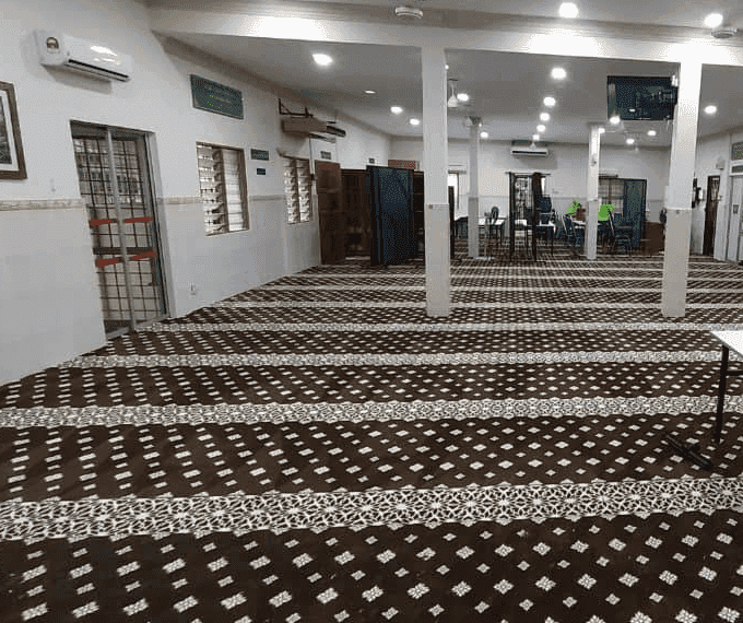 Karpet Surau FRIM Kuala Lumpur yang baru selesai di pasang