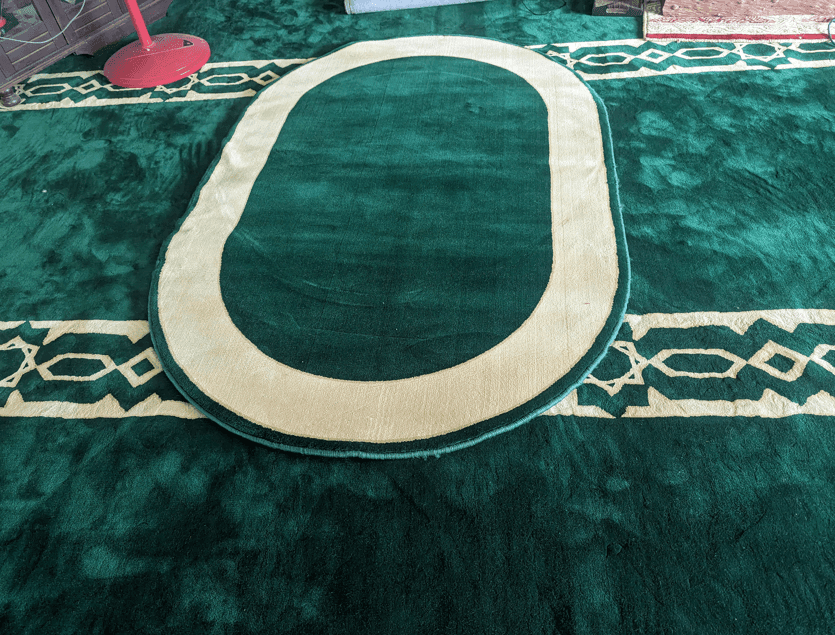 Karpet Premium Warna Hijau di Surau Kuala Kedah Gambar Saf Imam