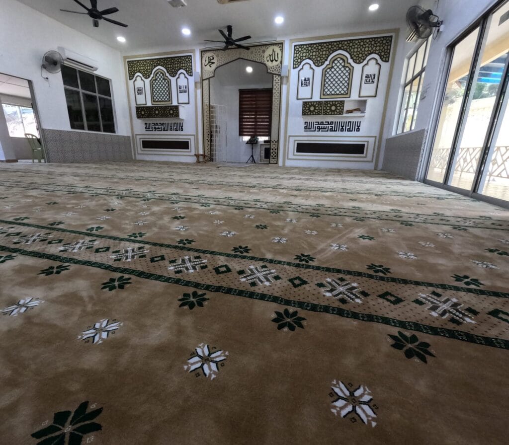 Ruang solat surau selepas pemasangan karpet baharu