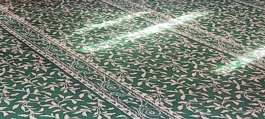 Karpet Premium Warna Hijau di Surau TDM Terengganu Gambar Pandangan Saf Dekat