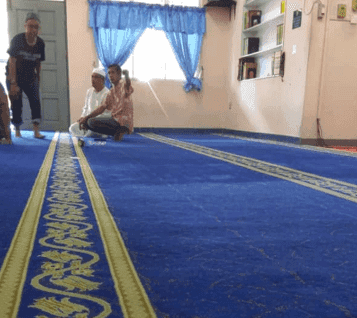 Karpet Premium Warna Biru di Surau Segambut​ Pandangan Sisi