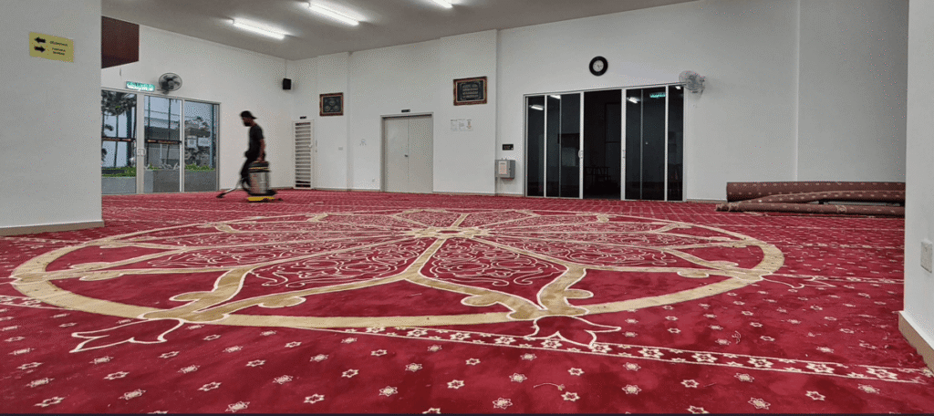 Karpet Premium Warna Merah di Surau Ar Ridhwan Sentul Gambar Pandangan Belakang Saf