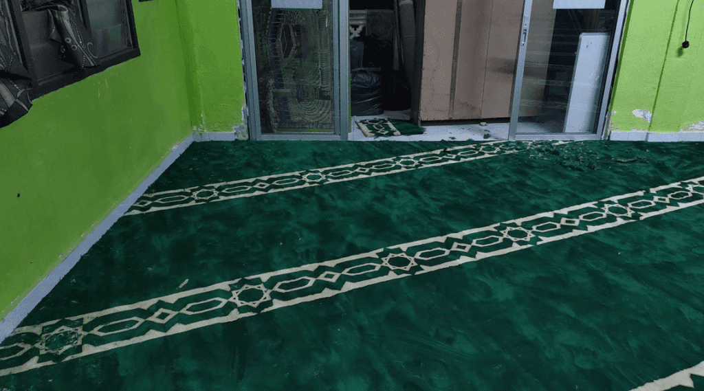 Karpet Premium Warna Hijau di Surau Kuala Kedah Gambar Pandangan Belakang