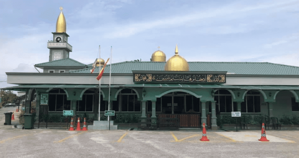 Karpet Premium Warna Merah di Masjid Nurul Jannah Meru Gambar Pandangan Luar Masjid