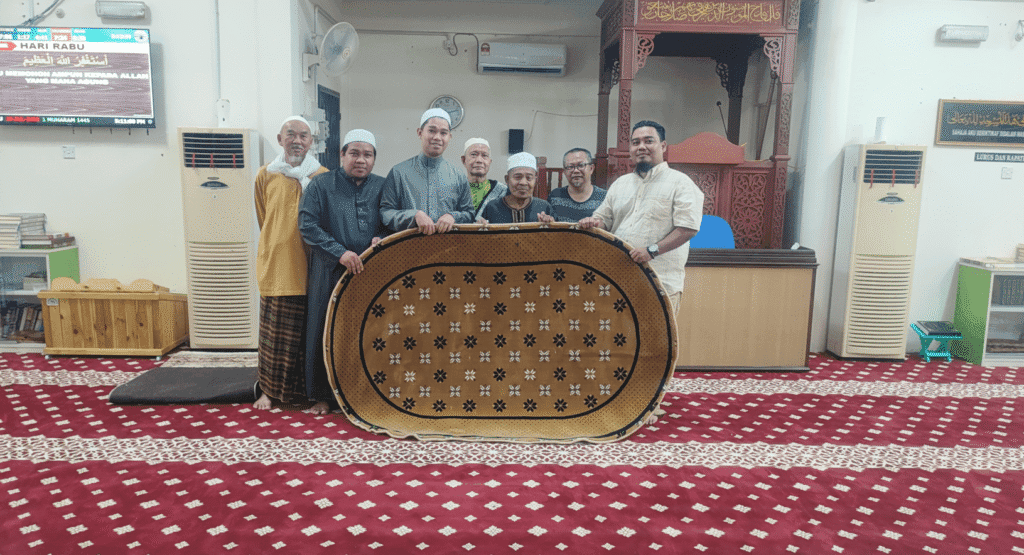 bergambar bersama ajk masjid lknp pekan