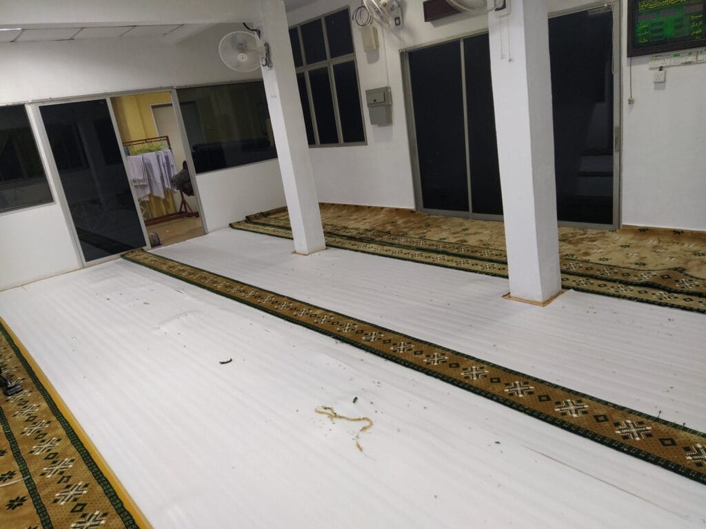 Karpet Premium Warna Berber di Surau Al - Islah Gambar Memasang Karpet
