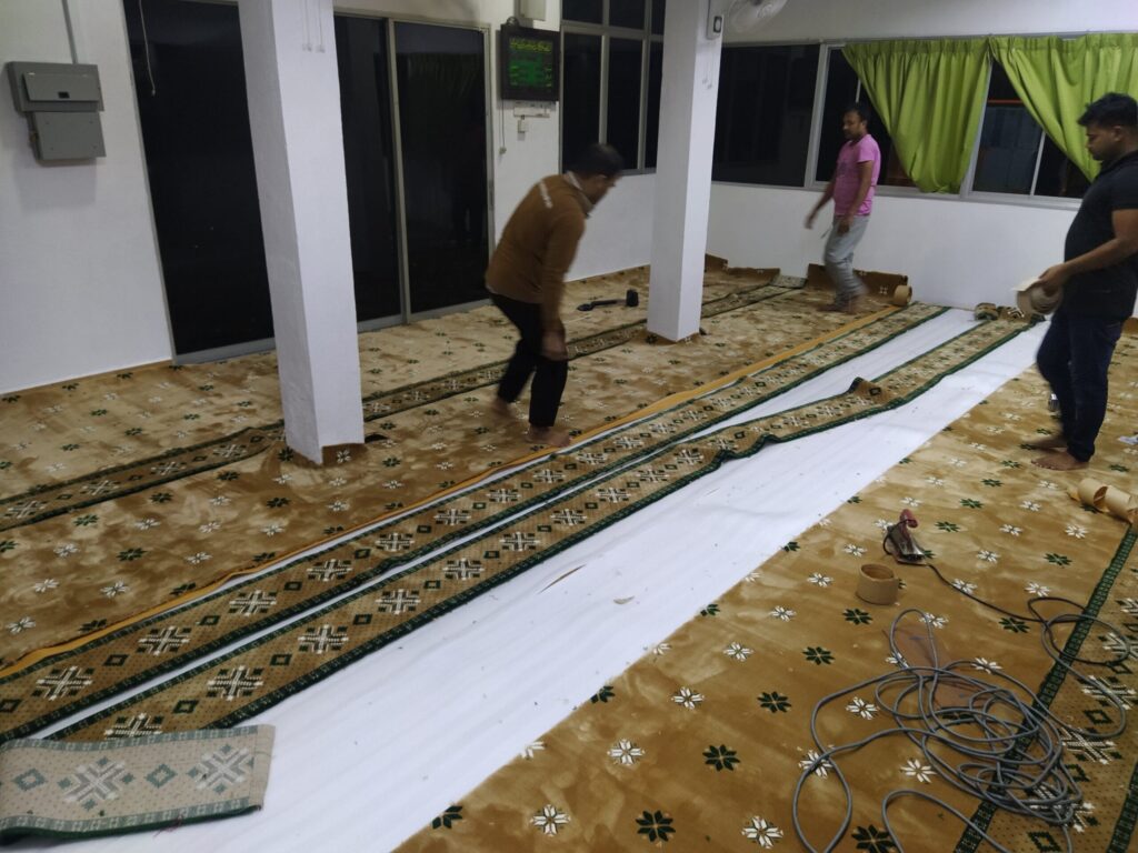 Karpet Premium Warna Berber di Surau Al - Islah Gambar Pandangan Memasang Karpet