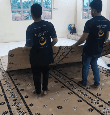 Karpet Premium Warna Berber di Masjid Nurul Jannah Meru Gambar Memasang Karpet