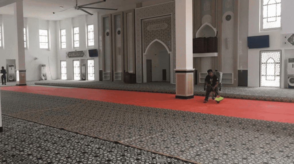 Pemasangan Karpet Masjid Pantai Baru