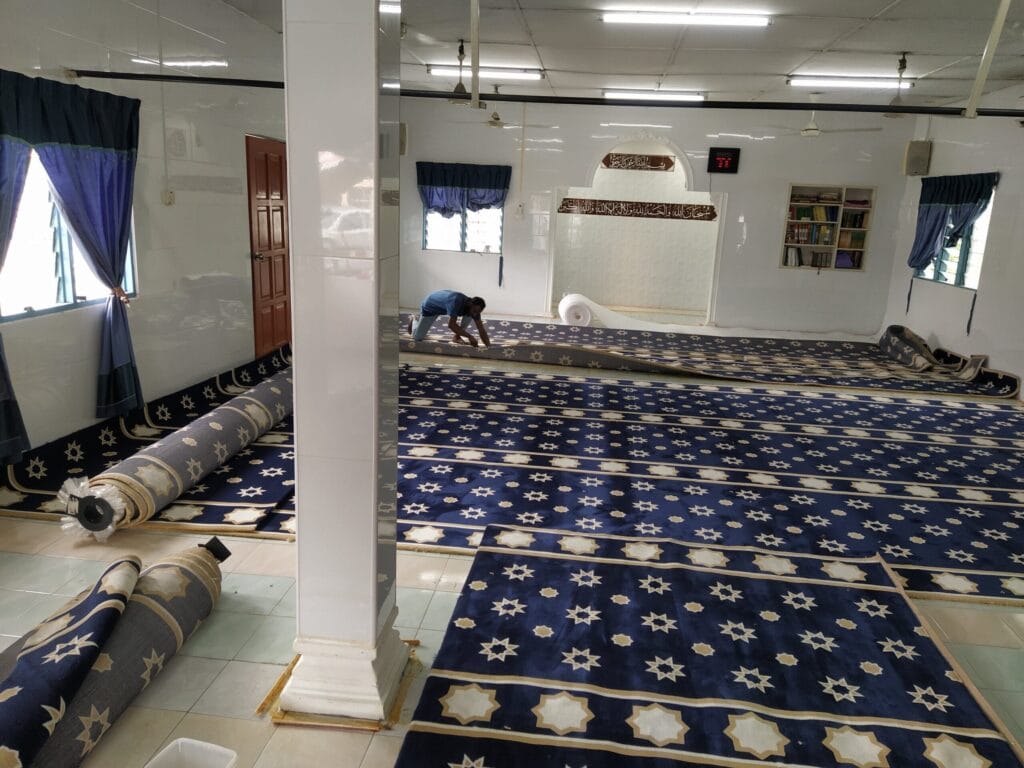 Proses Pemasangan Karpet Surau Rabiatun Adawiyah