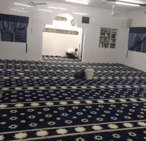 Pemasangan Karpet Surau Rabiatun Adawiyah yang bercorak dan berwarna biru