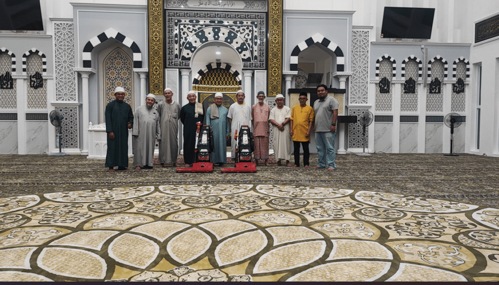 Karpet Premium Warna Berber di Surau Darul As Syakirin Gambar Dengan AJK Masjid
