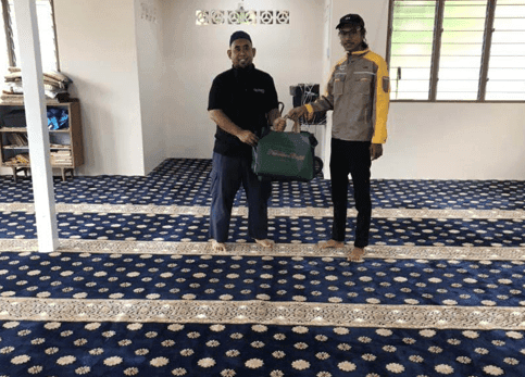 Pemberian Sagu Hati daripada pasukan nusantara kepada pihaj ajk masjid