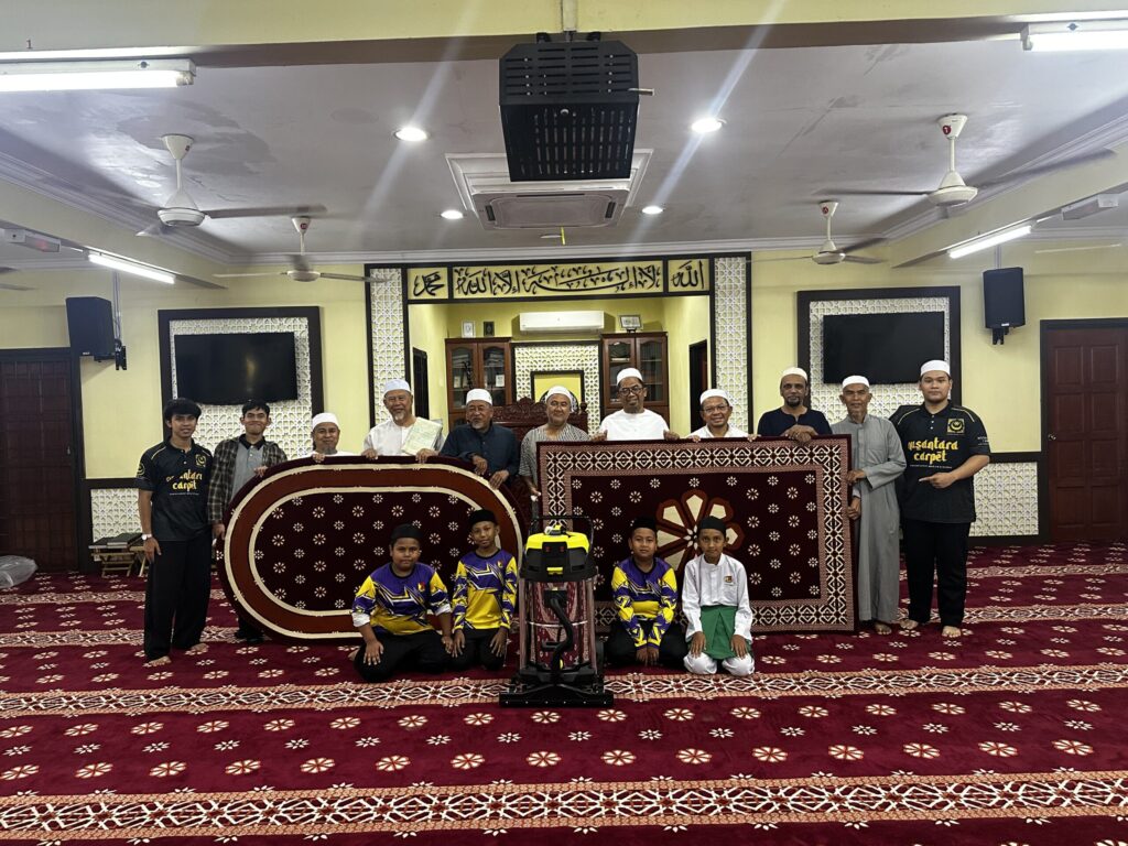 Pemberian Sejadah Imam Kepada Ajk Masjid Al - Hijrah Desa Pinggiran Putra