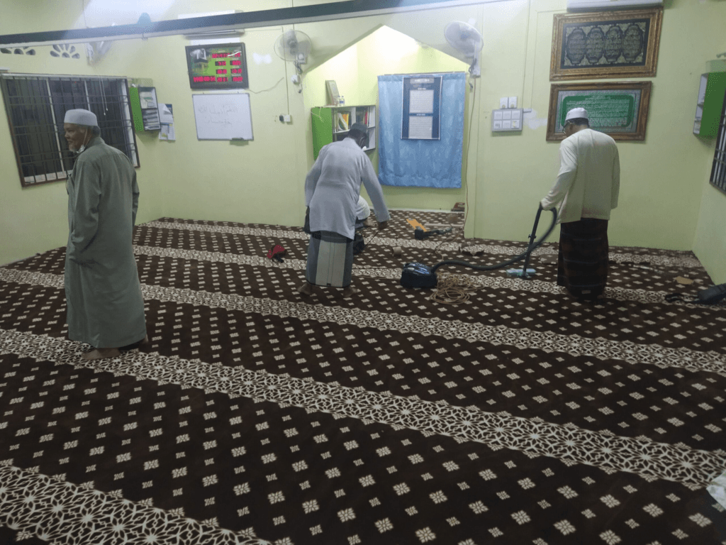 Gotong - Royong Pembersihan karpet surau bersama ahli surau An Nur