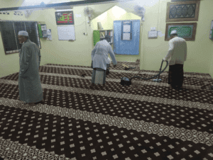 Pembersihan karpet surau bersama AJK Surau An-Nur sewaktu gotong royong bersama