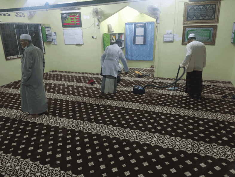 Pembersihan karpet surau bersama AJK Surau An-Nur sewaktu gotong royong bersama