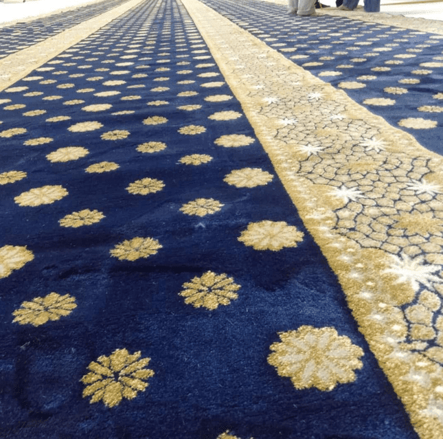 Penunjukkan Corak Karpet Masjid Menjalara dari sudut dekat yang menunjukkan kualiti hasil ciptaan Nusantara Carpet