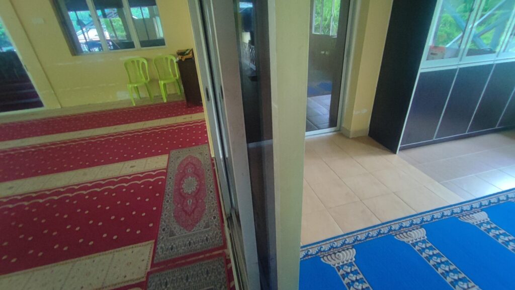 Ruang solat surau sebelum pemasangan karpet baharu