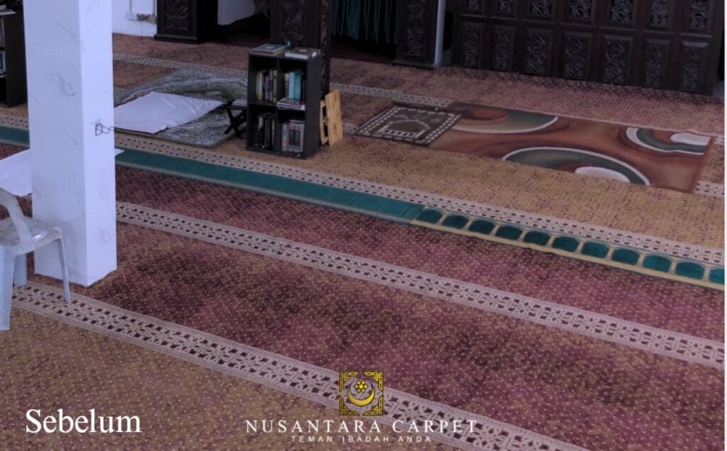 Sebelum Pemasangan Karpet Masjid Kampung Kuantan yang menunjukkan kondisi karpet yang begitu ketara