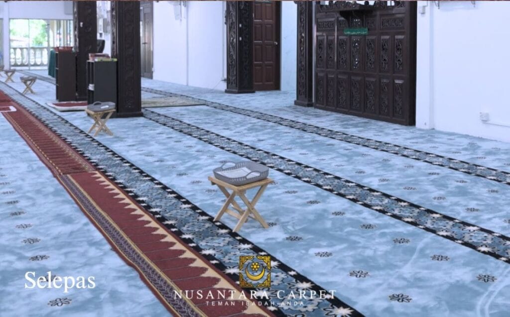 Karpet Masjid Kampung Kuantan yang dipasang pada ruang solat utama masjid.