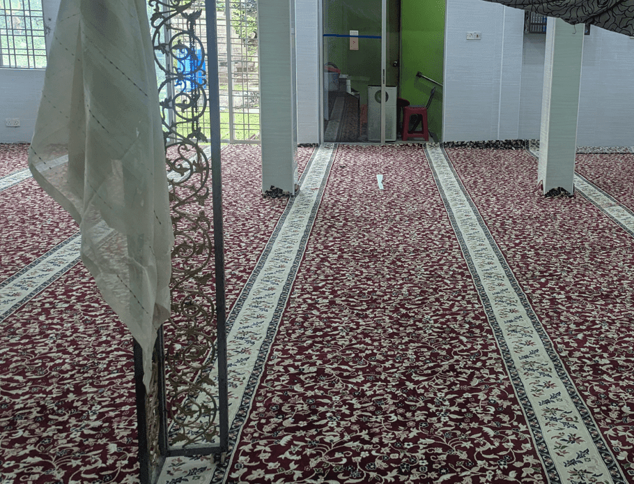 Selepas pemasangan karpet surau an nur pandan mewah yang bercorak dan berwarna merah