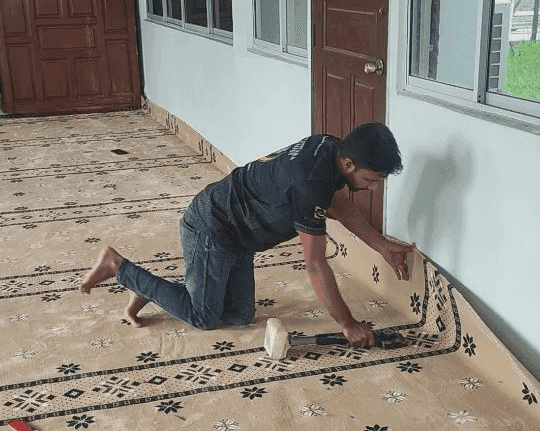 semasa pemasangan karpet di masjid pub johor