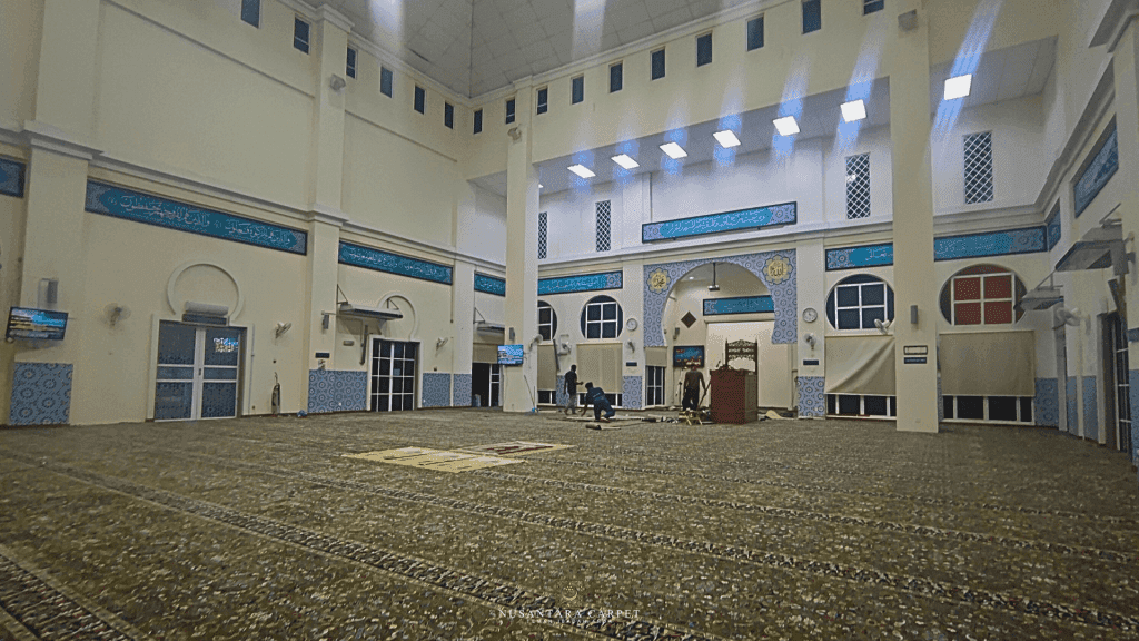 Pemasangan karpet masjid dengan corak flora di Surau Al Khalid Al Walid IPK Selangor.