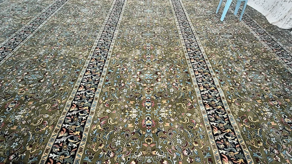 Pemasangan karpet masjid dengan corak flora di Surau Al Khalid Al Walid IPK Selangor.