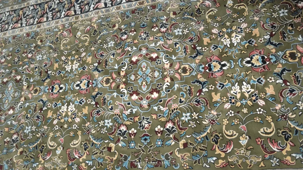 Pemasangan karpet masjid dengan corak flora di Surau Al Khalid Al Walid IPK Selangor.