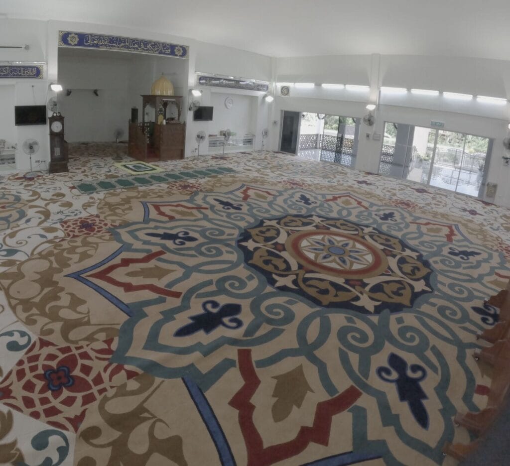Hamparan karpet kustom mewah bercorak medallion gergasi biru dan merah di dewan solat utama Masjid At-Taqwa