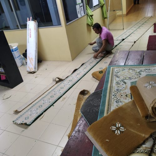 Pemasangan karpet sedang berlangsung.