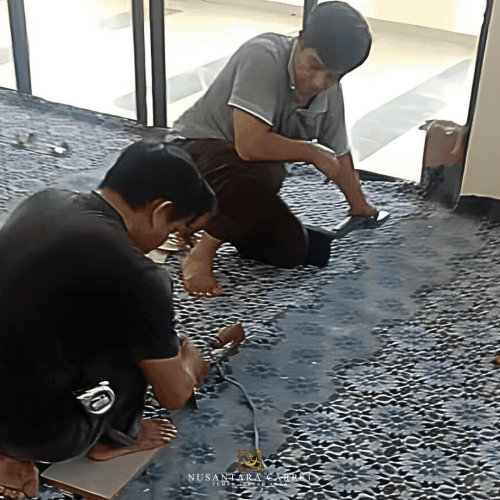 Selama proses pemasangan karpet di Masjid Al-Sultan Abdullah Ri'ayatudin Al-Mustafa Billah Shah