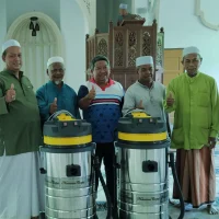Ahli AJK Masjid Jamek matang Gerdu dan staff Nusantara Carpet bergambar bersama 2 vakum yang diberi secara percuma