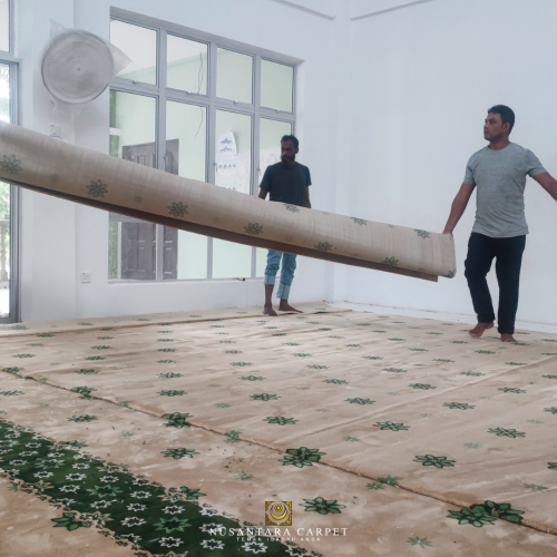 Semasa proses pemasangan Karpet Masjid Jamek Ulu Gali Tok Macang