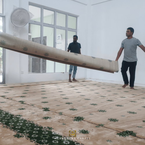 Semasa proses pemasangan Karpet Masjid Jamek Ulu Gali Tok Macang