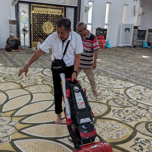 Ahli AJK Surau mencuba vakum baru yang diberikan oleh Nusantara Carpet